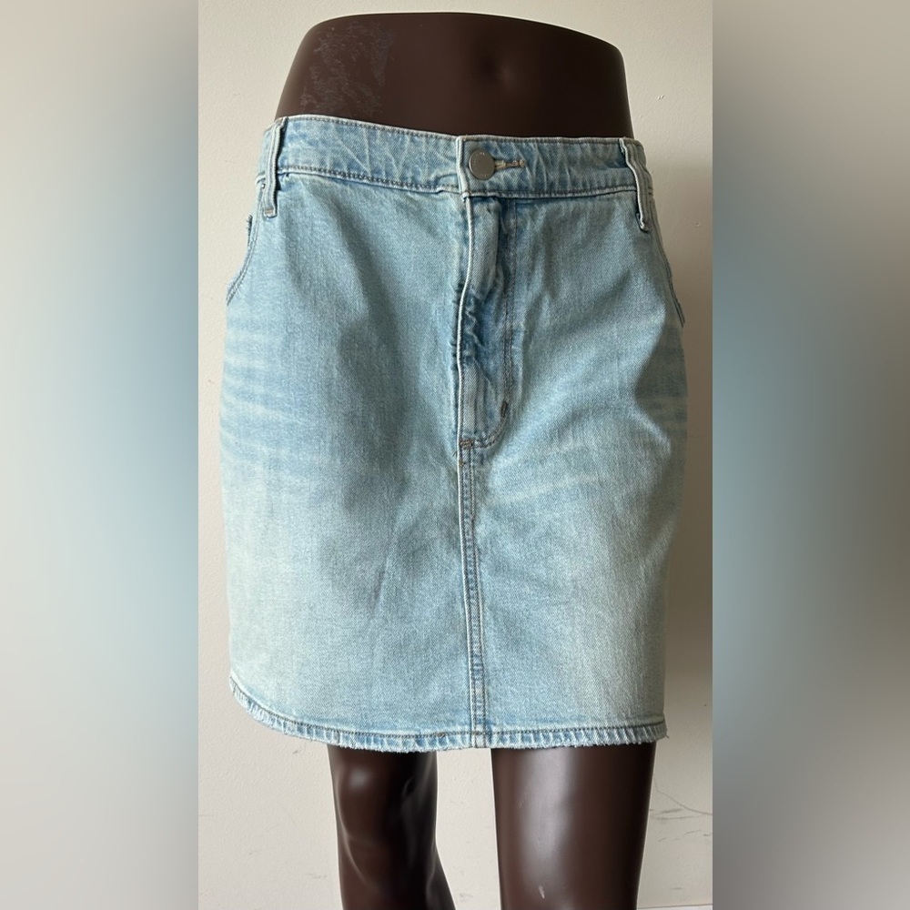 NWT UNIVERSAL THREAD LIGHT WASH DENIM SKIRT Sz. 24. VERSATILE, ABOVE KNEE